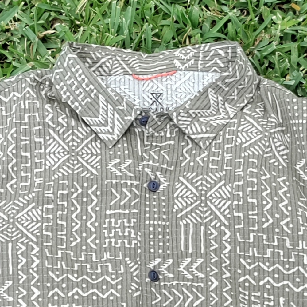 Roark light weight button up short sleeve medium